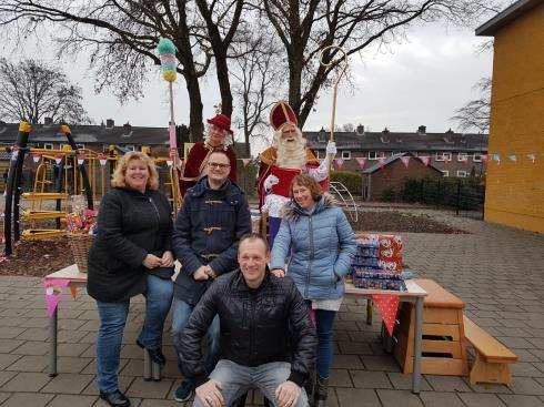 Gelukkig was dat zo en kon De Fakkel Sint, Piet en Nicolet welkom heten. Sint bezocht alle groepen en in de onderbouw liet hij in iedere groep een grote zak met cadeautjes achter.