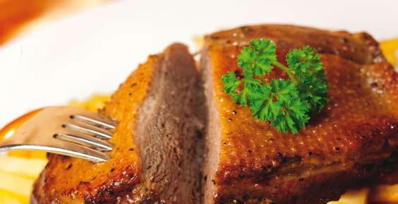 Bereide gerechten Kippepavé met toscaanse vulling in champignonsaus... E 14/kg Kalkoenfilet in archiducsaus... E 12/kg Orloffgebraad van kalkoen... E 15/kg Parelhoenfilet in druivensaus.