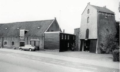 STOOMFABRIEK DE BATAVIER 9 HERENSTRA AT 71A Aan de Herenstraat 71A werd in 1888 een STOOMFABRIEK, type stoomkorenmolen, opgetrokken op de fundamenten van een molen die uit de