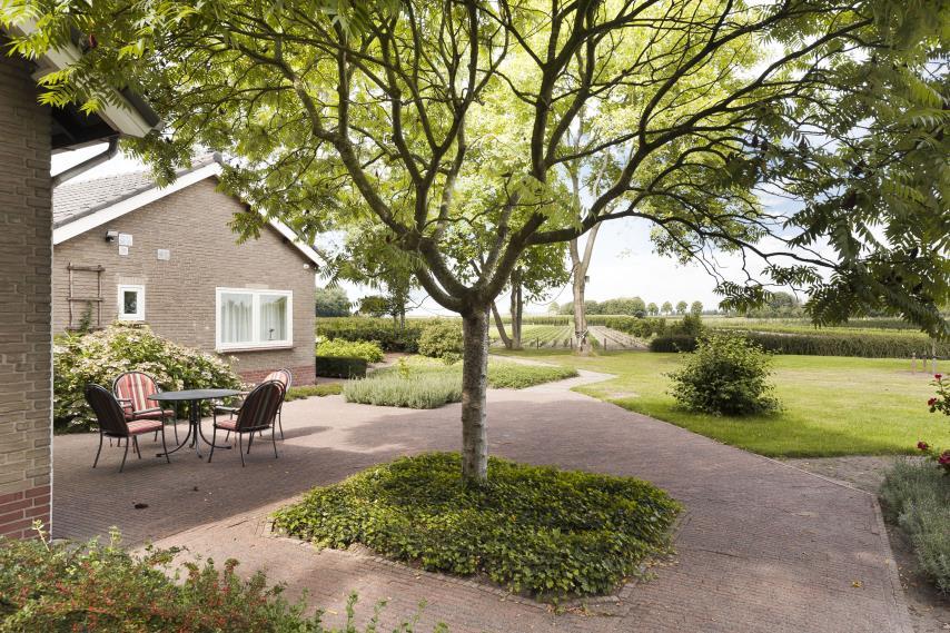 De ruime tuin biedt een prachtig uitzicht op de polderlandschappen en is voorzien van een sfeervol terras.