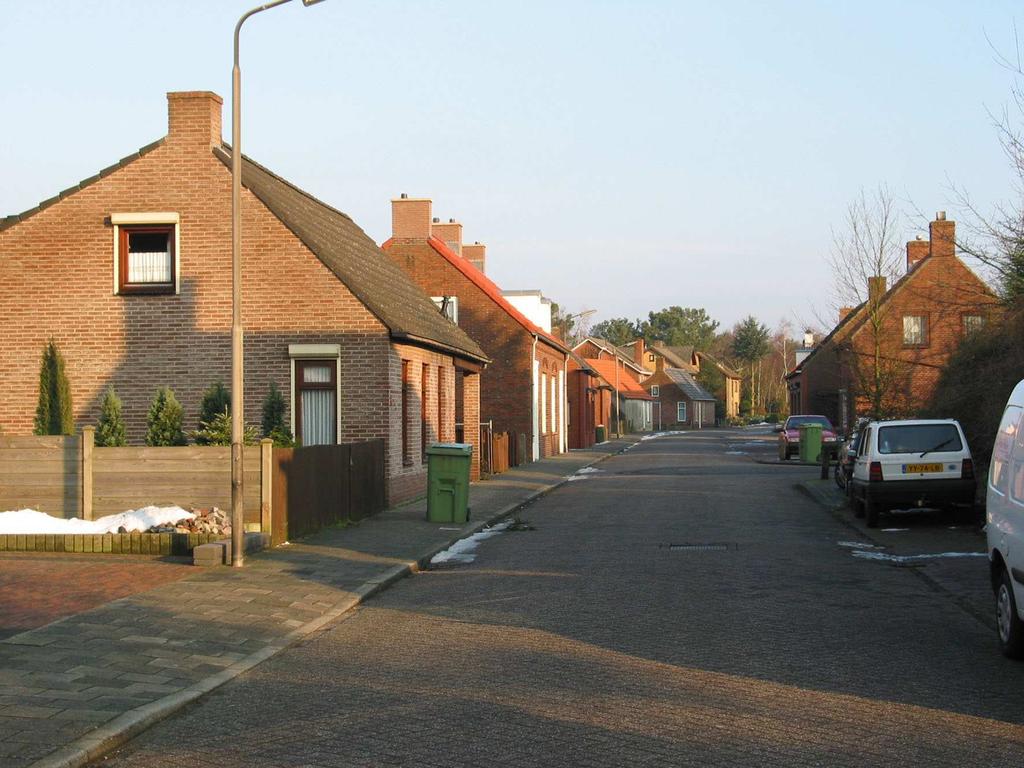 De bebouwing staat direct aan de straat en begint in Hondseind met 2 bouwlagen met kap, waarna de bebouwing in de Lievevrouwestraat overwegend 1 bouwlaag met kap is.