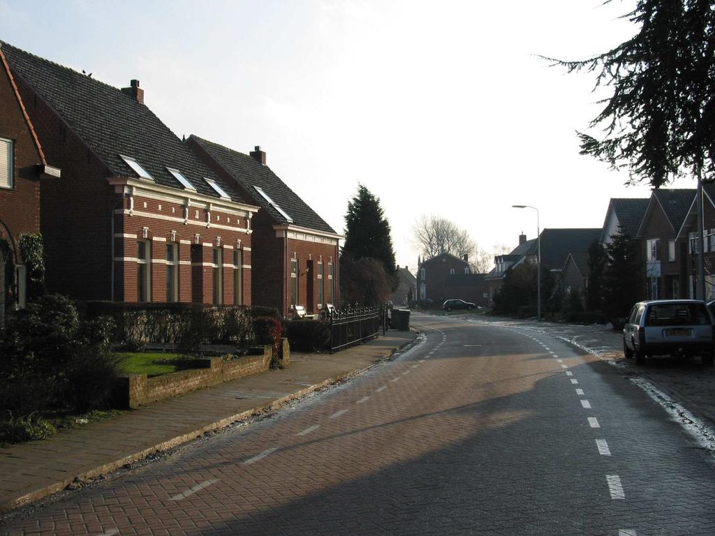 De bebouwing staat aan de voorzijde van het perceel op enige afstand van de straat, waardoor de woningen ondiepe voortuinen hebben.