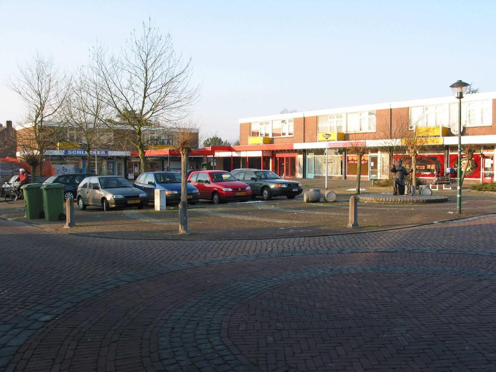 Er zijn geen aparte fietsstroken aanwezig. Het openbare groen is vrij minimaal en bestaat uit groenstroken langs de straten en een vrij groot veld in het oosten van het gebied.