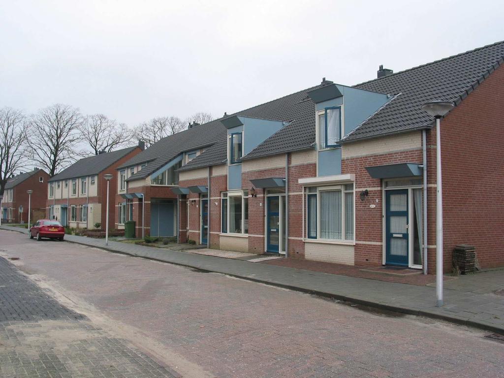 De bijgebouwen bestaan voornamelijk uit garages en bergingen, die veelal achter de woningen, los daarvan zijn gesitueerd.