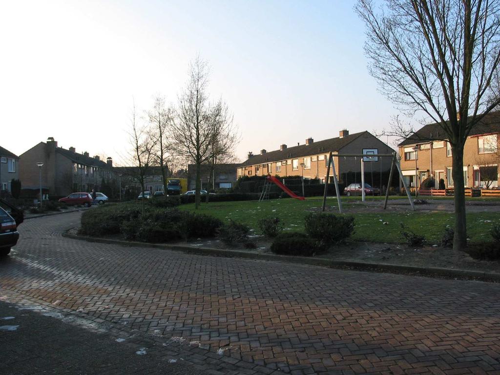 De rijtjes- en twee-onder-één-kap woningen staan aan de voorzijde van het perceel in een rooilijn en hebben ondiepe voortuinen.