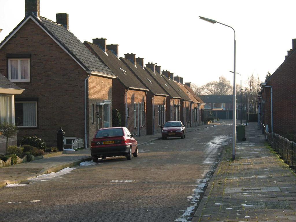 Gebied 15: Dwarsstraat Gemengde bebouwing niveau 2 Bebouwing De bebouwing in dit gebied dateert uit de jaren 60 70, heeft een woonfunctie en bestaat uit vrijstaande en rijtjeswoningen van max.