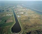 Er zijn twee binnenhavens, de Farmsumerhaven en de Oosterhornhaven. De Farmsumerhaven (figuur 1) is vooral een overlighaven met een beperkte openbare kade (van 150 meter).