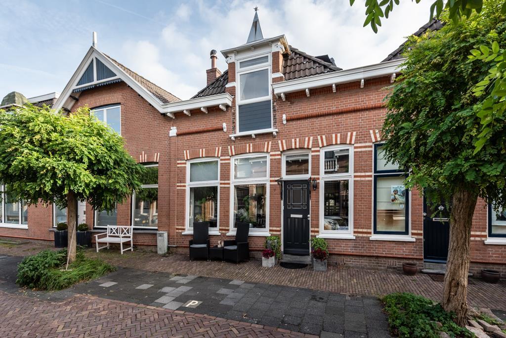 Wat een gaaf huis!! Deze bijzonder aantrekkelijke- en verrassend grote woning is gelegen in de geliefde Transvaalbuurt (zijstraat Toulonselaan).
