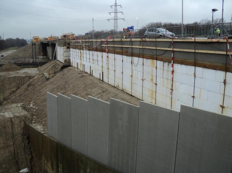 Het wegvak ligt tussen twee kunstwerken, KW16 bovenop de mijnspoortunnel ten westen en KW17 ten oosten.