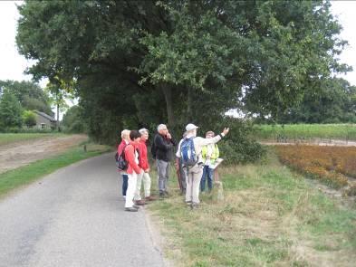 Negen personen volgden het in juni ingewijde Schravenpad in Lottum en vervolgden dit pad met het Schravenpluspad van Lottum naar Broekhuizenvorst en terug.