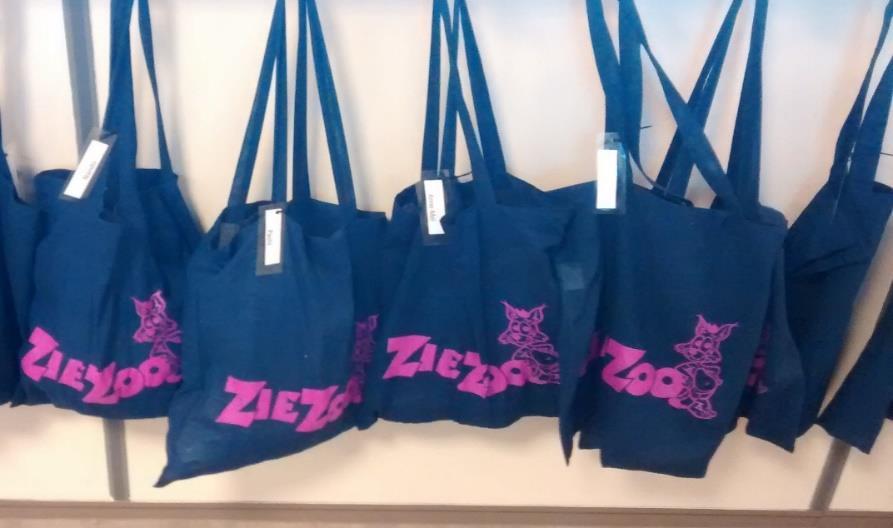 ZieZoo tassen Sinds enige tijd hangen er aan de kapstok nieuw ZieZoo tassen. Deze tassen passen bij die van school. Elk kind heeft een eigen tas voorzien van een naamkaartje.