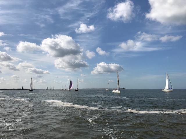 Naar een paar uur gevaren te hebben werd de wind toch wel minder en hadden we de stroom nog steeds tegen, je zag steeds meer fokjes en Gennakers