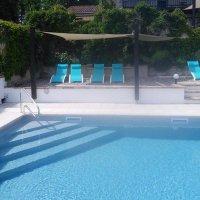 optionele extra. Elke kamer opent direct naar buiten op het terras of groot balkon met uitzicht op het zwembad.