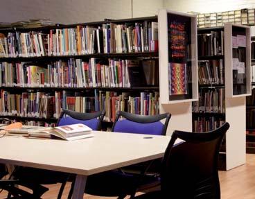 Textielbibliotheek In de bibliotheek staan ruim 12.000 boeken over o.a. batikken, breien, haken, kant, papier, quilten, weven, hardanger en poppen maar ook catalogi van tentoonstellingen.
