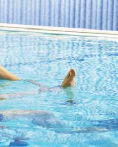 Leren en doceren Activiteiten:Het zwembad is een leeromgeving waar mensen leren en oefenen. Naast zwemmen moeten ze voortdurend communiceren.