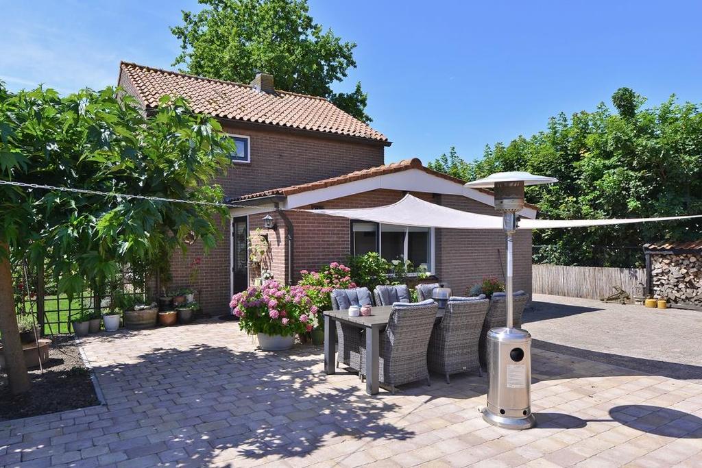 TUIN Tuin/ wei/ paddock: De tuin is prachtig aangelegd en onderhouden, voorzien van een heerlijk terras met mooie bestrating. Parkeer gelegenheid op eigen grond of voor de woning.