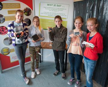 COMMUNICATIE-INITIATIEVEN 2015 (vervolg) De tentoonstelling De interactieve afvaltentoonstelling op de 5de verdieping van de oude verbrandingsoven werd in 2015 door 1.