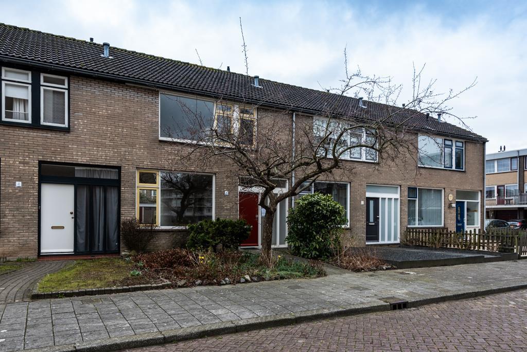 Ruime eengezinswoning welke deel uitmaakt van een keurig woonlint in de wijk Sterrenburg. Deze woning biedt u mogelijkheden en kansen uw eigen idee uit te werken voor een aantrekkelijke startprijs.