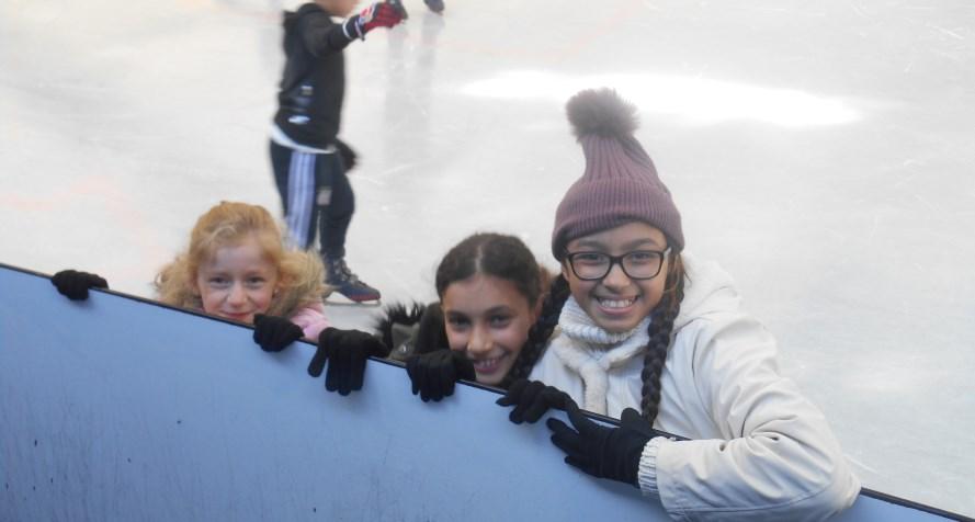Dan mochten we op het ijs. Er waren geen andere scholen we waren er alleen.