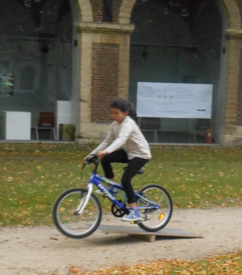 Er zijn wel kinderen gevallen en gebotst. De meeste leerlingen konden al fietsen er waren er maar enkele die het nog moesten leren.