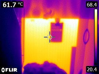 Door de warmtestraling van de radiator wordt ook de binnenzijde van de muur opgewarmd.