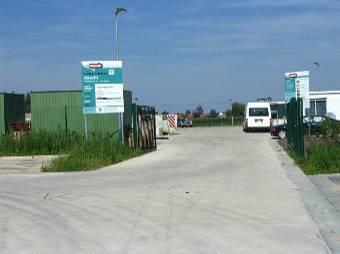 Foto 7: het nieuwe containerpark in Haacht Twee nieuwe distributiewagens werden in gebruik genomen om de ingezamelde Af