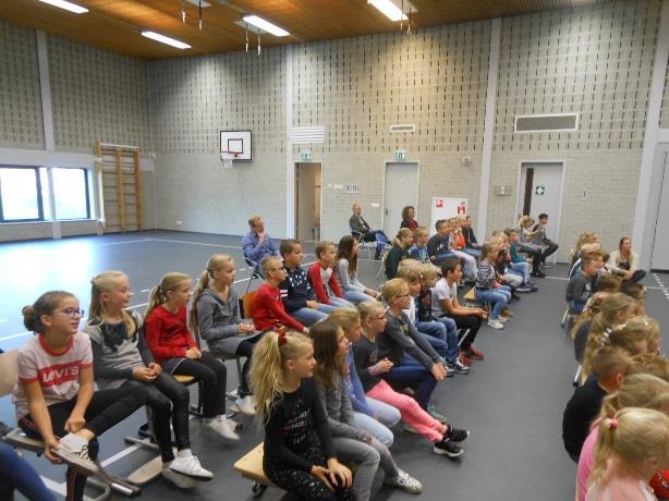 Sinds vorige week zijn we begonnen met het thema vriendschap. Dit thema sluit natuurlijk heel mooi aan bij de Kinderboekenweek.