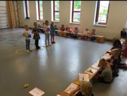 Groep 1/2E Er wordt flink getrouwd in onze groep! De kinderen spelen in de huishoek met o.a. een sluier en een hoed bruiloftje. Erg leuk!! Vorige week hebben wij een mooi hart van klei gemaakt.