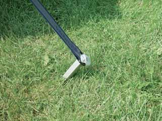 Plaats de haring onder een schuine hoek in de grond. De uitbouw Rits de zijwand uit de tent en leg het frame klaar. Rits de uitbouw vast aan de tent.