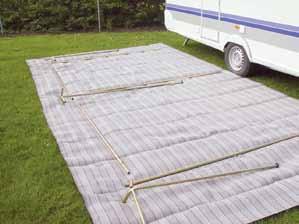 Building up the roof Pull the roof section of the awning through the rail of the caravan. Arrange the frame on the ground. Put the Easy-etup brackets on the extra piping.