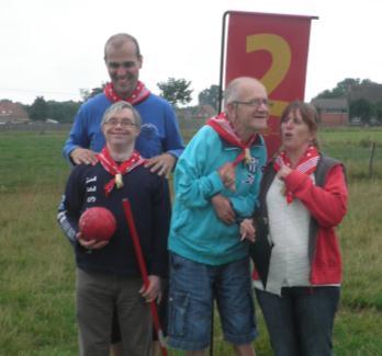 De begeleidsters An en Brigitte deden samen met de andere bewoners en ik, Danny Vanhout, het Klompenspel.