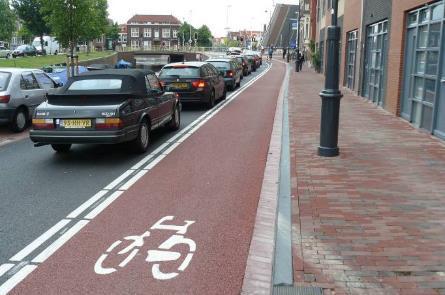 en snorfiets op de fietsstrook Bromfiets op de