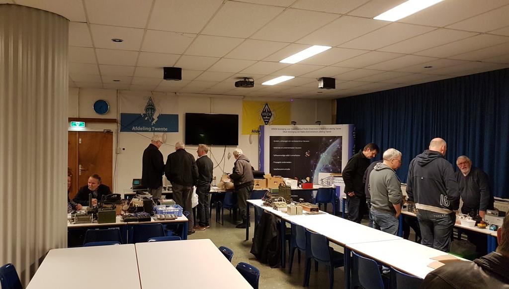 Verslag van de meeting De afdelingsavond van 28 november jl. stond, inmiddels traditioneel, in het teken van de verkoping vanaf tafeltjes. Het aanbod was deze avond verrassend ruim.