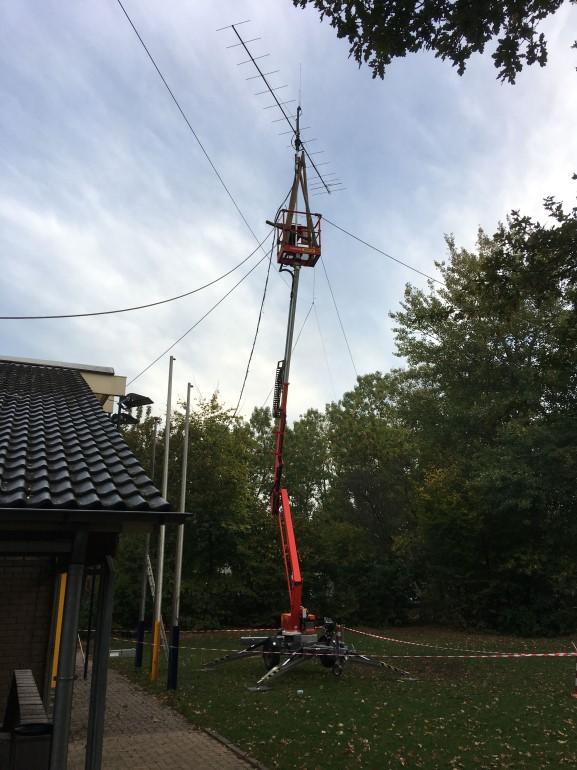 Als mast heeft de groep een mooie hoogwerker geregeld, misschien niet geheel des Scoutings, maar als een groot bouwwerk qua materiaal en kennis niet verantwoord is, doe je er als groep goed aan naar