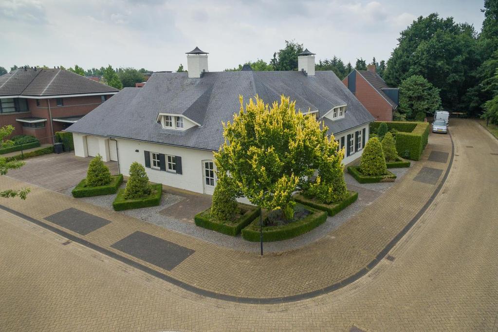 Uden, Schepel 2 Aan de rand van nieuwbouwwijk Uden Zuid gelegen, royale vrijstaande villa met dubbele inpandige garage en een fraai aangelegde tuin met veel privacy en stenen tuinhuis.