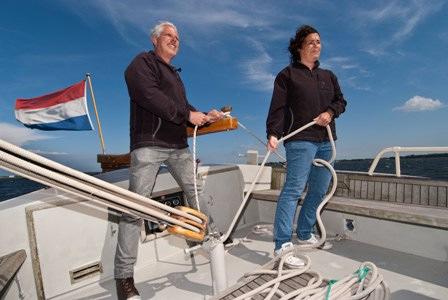 Bert wil graag mee met een Strontschip En ook Ben is op zoek Ik heb 50 jaar zeilervaring op diverse schepen van scherpe jachten tot platbodems, ik ben zelf in het bezit van een 9 meter Zeeschouw met