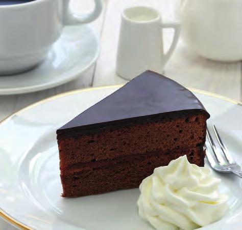 De lagen romige witte chocolade cheesecake en cake liggen op een knapperige bodem van bourbon koekjes.