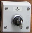 De afstandsbediening vervangt de twee bedieningspanelen met knoppen. ½ Fig. 1 Standaard oproepstation (draadloos of bedraad) Fig. 2 FUGA Fig. 3 Met sleutel Fig. 5 Drukknoppen op lift Fig.