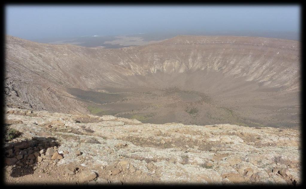 De Caldera Blanca is de tweede grootste krater van het eiland. De grootste krater kan niet beklommen worden door erosie. De bovenrand van de Caldera Blanca heeft een diameter van ongeveer 1.000 m.