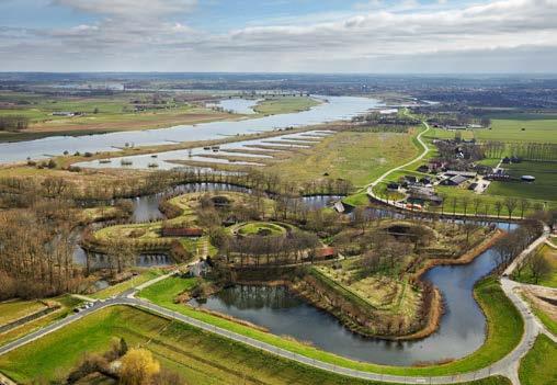 Nieuwe Hollandse Waterlinie. Deze robuuste bouwwerken vormen een fortwachterswoning vertellen ze je een oer-hollands verhaal over verdediging tegen de vijand met water als bondgenoot.