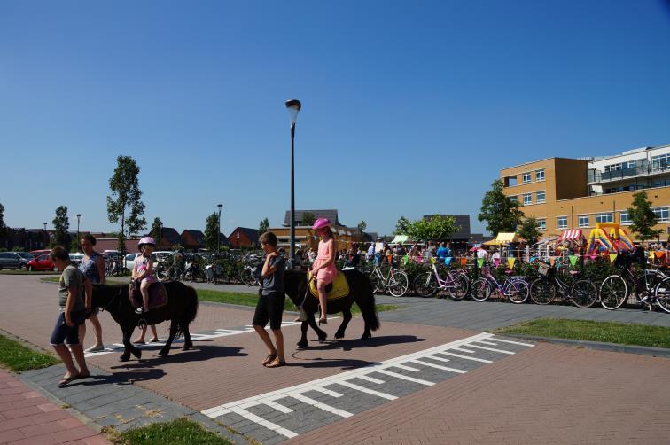 Spring-Out We hadden op 20 juni een feestelijke middag op het plein! Iedereen kon heerlijk in het zonnetje elkaar weer eens uitgebreid spreken en ontmoeten!