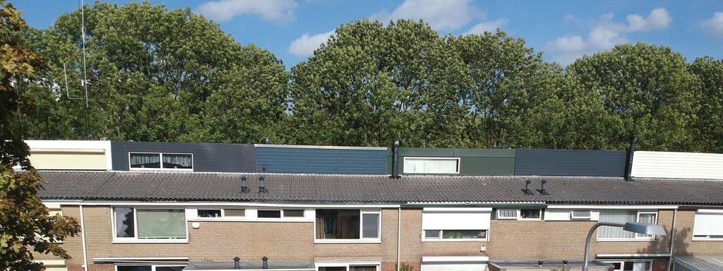 HEUBERGERSTRAAT 79 - TILBURG Op gewilde woonlocatie in woonwijk "Heikant" gelegen goed ingedeelde tussenwoning met carport en aparte berging.