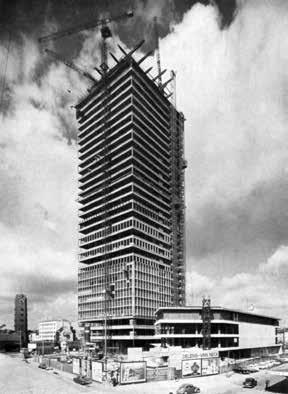 PLUS bijvoorbeeld de perfecte symmetrie van het gerestaureerde dakgebinte van de Begijnhofkerk in Brussel of de opeenstapeling van grafstenen op het kerkhof van Laken vóór de restauratie.