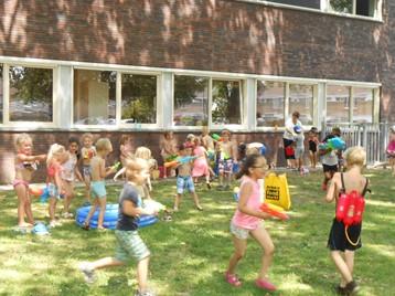 Nog een paar mededelingen voor de papa's en mama's: Vanaf eind juli kan je de klas en de overblijfdagen aanvinken in ons systeem, voor het nieuwe schooljaar.