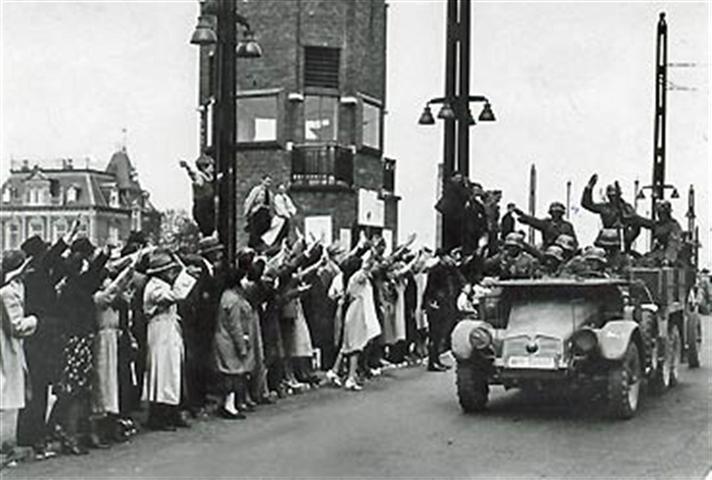 Nederland wilde neutraal blijven en wilde niet aan de oorlog deelnemen. Nederland bleef 1 jaar neutraal. Maar op 10 mei 1940 viel Duitsland ook Nederland aan.