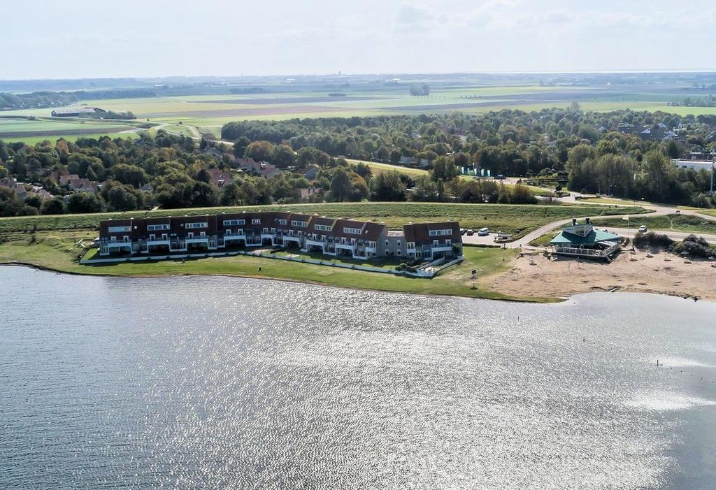 Op deze fraaie locatie direct aan het Grevelingenmeer mogen wij u dit recreatieappartement aanbieden. De enige locatie van Schouwen-Duiveland waar u direct aan het water kunt recreëren.