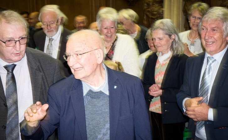 Tegen de middag komt Marc die er de avond voordien ook bij was - mij een bestelling wijn afleveren