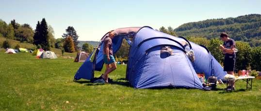 Tentplaatsen Sonnencamping Albstadt heeft een prachtige weide voor tenten met beste uitzichten op het mooie landschap van de