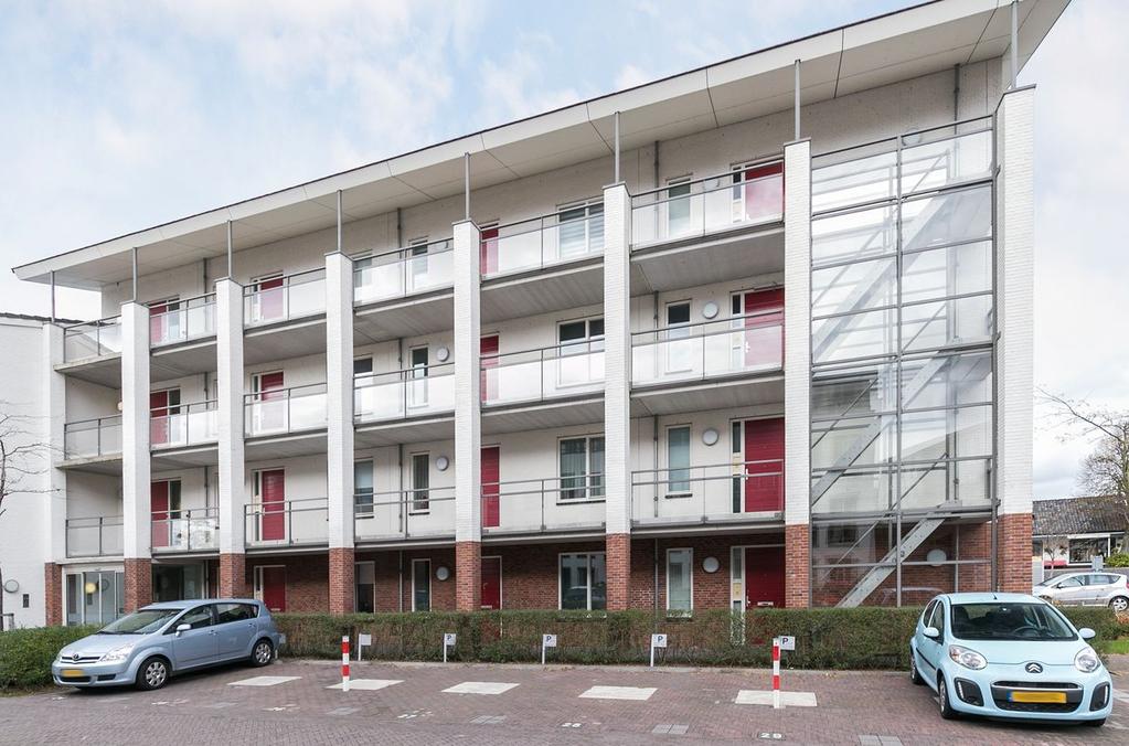 Briggemandreef 13 3235 DZ Rockanje Inleiding Dit goed gelegen appartement met balkon en parkeergarage, in de dorpskern, nabij winkels en strand van Rockanje bieden wij te koop aan.