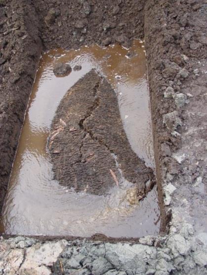 In de onderstaande foto s is getracht middels een proefsleuf duidelijk te maken wat in een veenlaag met hoge waterdruk in de zandlaag eronder plaatsvindt.